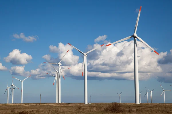 Parco eolico sopra il cielo blu nuvoloso — Foto Stock