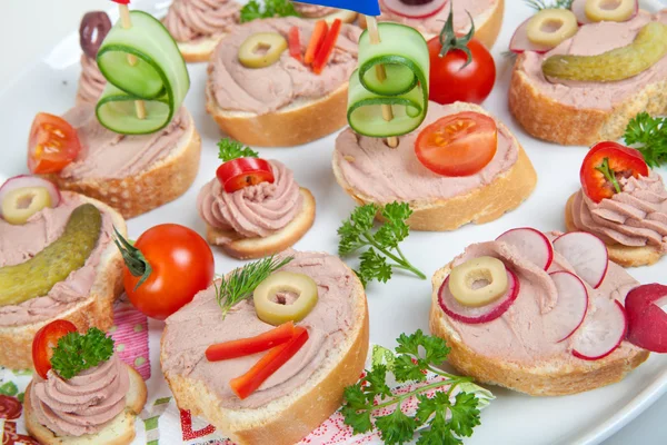 Plato de fiesta con sándwiches con paté y verduras — Foto de Stock