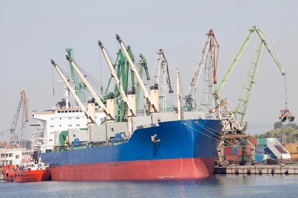 Gran buque de carga en un muelle en el puerto —  Fotos de Stock
