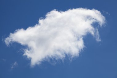 enkele wolk op de blauwe hemel