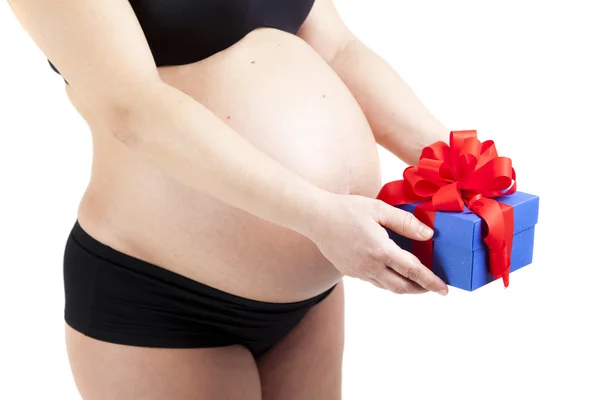 Femme enceinte avec boîte cadeau — Photo