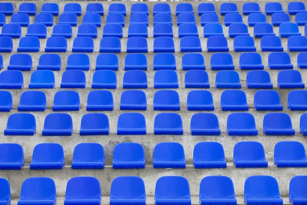 Asientos azules de plástico en el estadio de fútbol — Foto de Stock