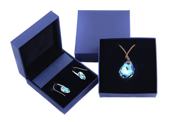 蓝色石坠和耳环，装在蓝色礼品盒中隔离 — 图库照片
