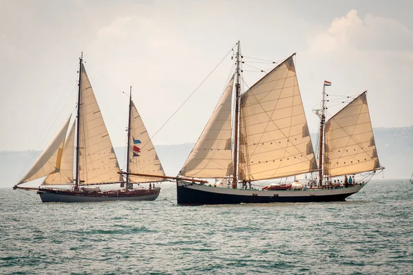 Zwei alte Schiffe, die im Meer segeln — Stockfoto