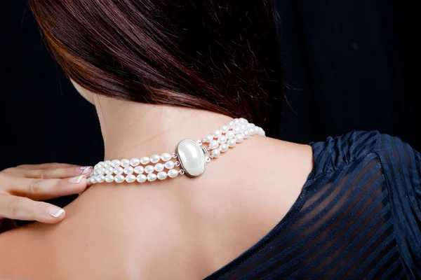 Kobieta z perłą naszyjnik na jej szyi — Zdjęcie stockowe