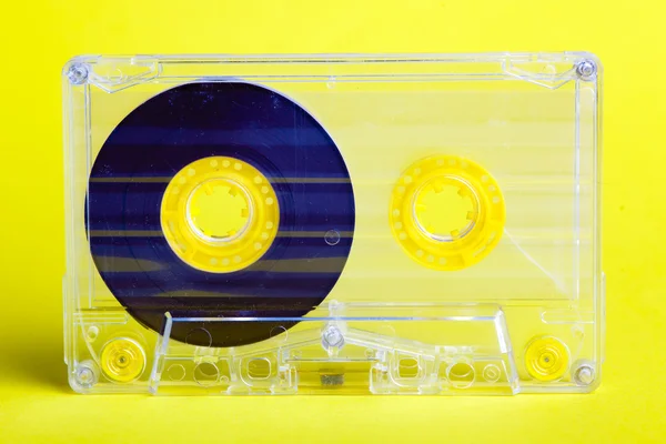黄色の背景にオーディオ カセット — ストック写真
