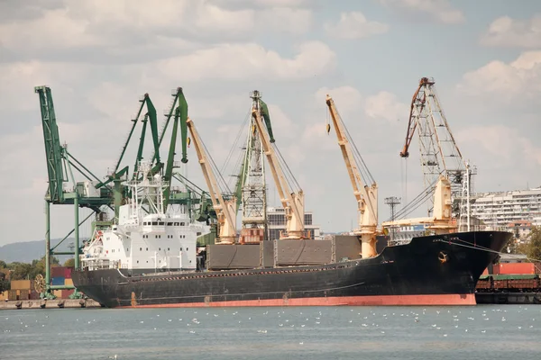 Dock bağlantı noktasında büyük kargo gemisiyle — Stok fotoğraf