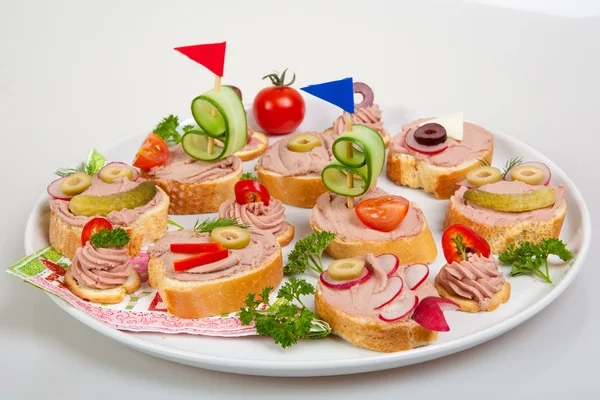 Platou de petrecere cu sandvișuri cu pate și legume — Fotografie, imagine de stoc