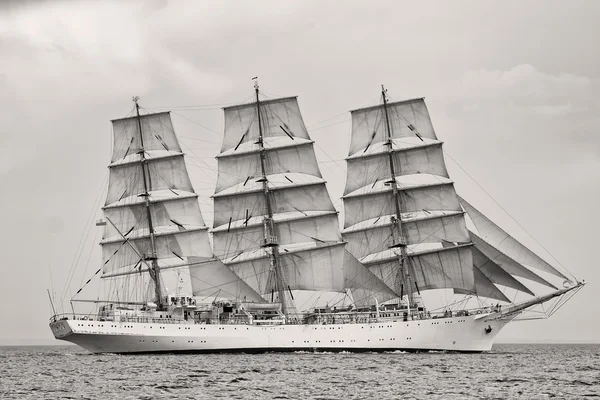 Vecchia nave con vendite bianche in bianco e nero — Foto Stock