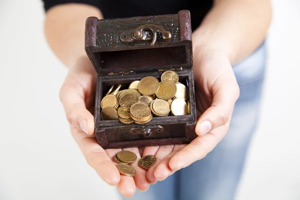 Mãos de mulher segurando velho tesouro antigo peito com moedas de ouro — Fotografia de Stock