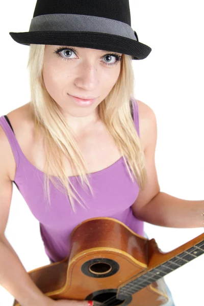 Menina bonita com chapéu, tocando uma guitarra acústica — Fotografia de Stock