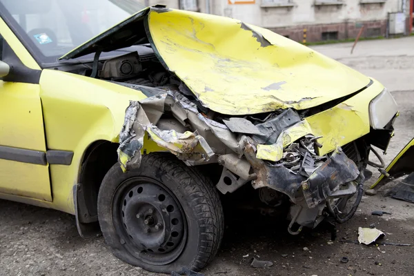 Traffic accident. Yellow crashed car — Stock Photo, Image