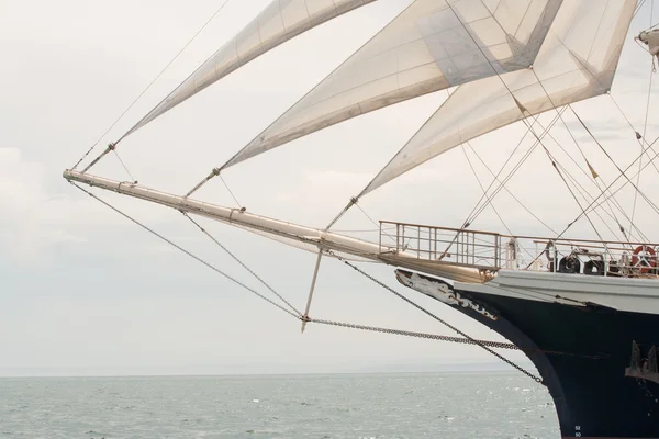 Oude schip met witte verkoop, zeilen in de zee — Stockfoto