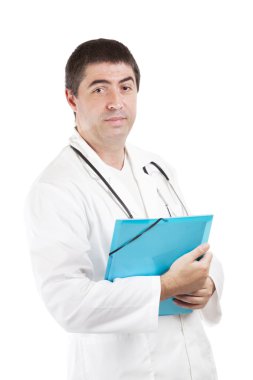 Mavi klasörün ve stetoskop ile doktor. Beyaz arka plan üzerinde izole