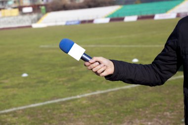 elini tutmak mikrofon ile söyleşi sırasında futbol mach