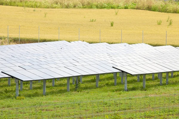 Panel solar en el campo - energía alternativa de la central eléctrica — Foto de Stock