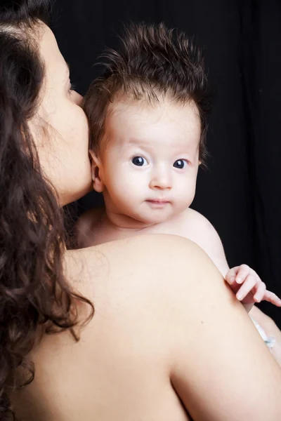 Bebê recém-nascido em seu ombro de mães — Fotografia de Stock