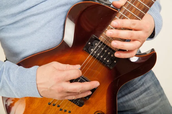 Close up do guitarrista tocando — Fotografia de Stock