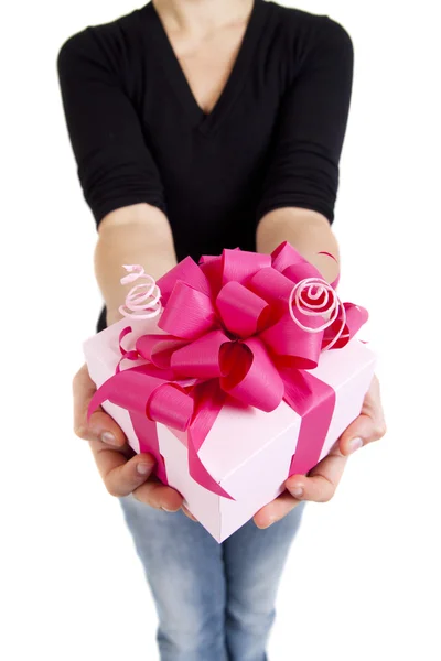 Różowe pudełko z taśmy w ręce kobiety — Zdjęcie stockowe