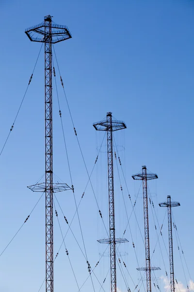 Telekommunikationen står hög — Stockfoto