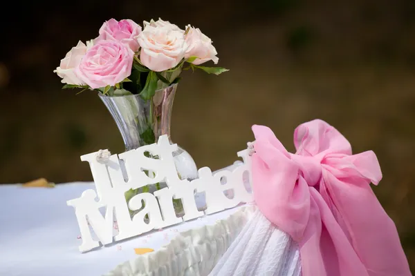 Acaba de casarse signo con ramo de rosas y cinta rosa — Foto de Stock