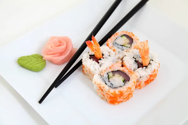Atum Uramaki e camarão. Rolos tradicionais de sushi japonês — Fotografia de Stock