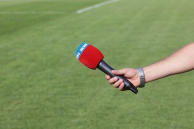 el mikrofon ile söyleşi sırasında futbol mach tutarak