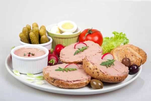 Plate with slices of bread with home made pate, decorated with vegetables — Stock Photo, Image