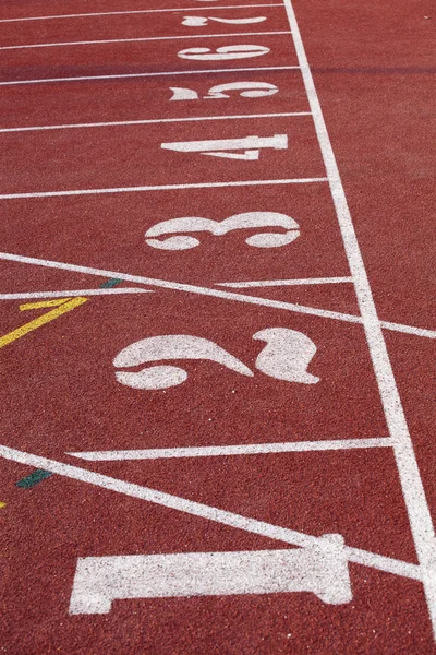 Números al inicio de una pista de atletismo — Foto de Stock