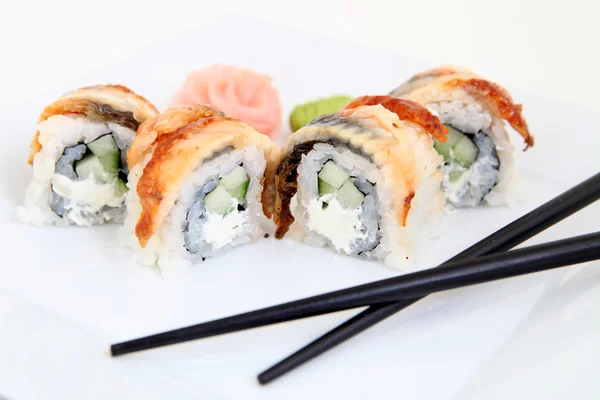 Sushi de anguila. Rollos tradicionales de sushi japonés — Foto de Stock