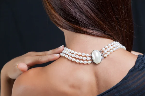 Woman with pearl necklace on her neck — Stock Photo, Image