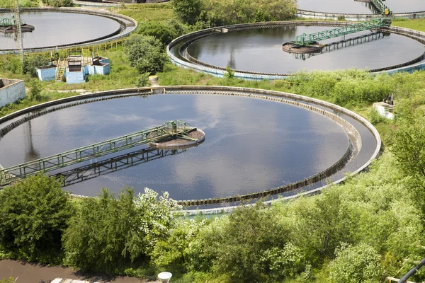 Construcción de limpieza para un tratamiento de aguas residuales — Foto de Stock