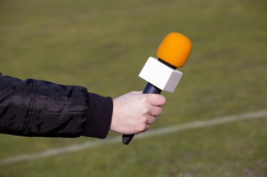 elini tutmak mikrofon ile söyleşi sırasında futbol mach