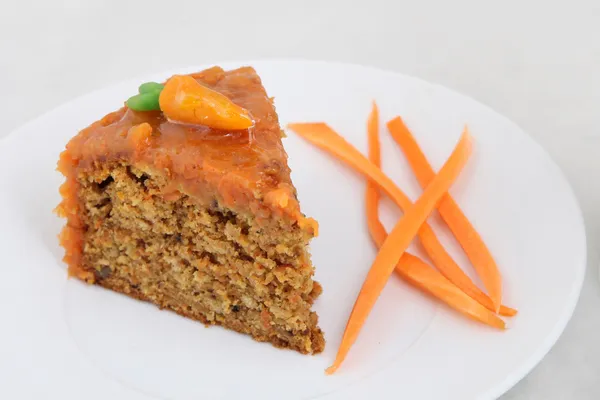 Один кусок морковного пирога на белой тарелке — стоковое фото
