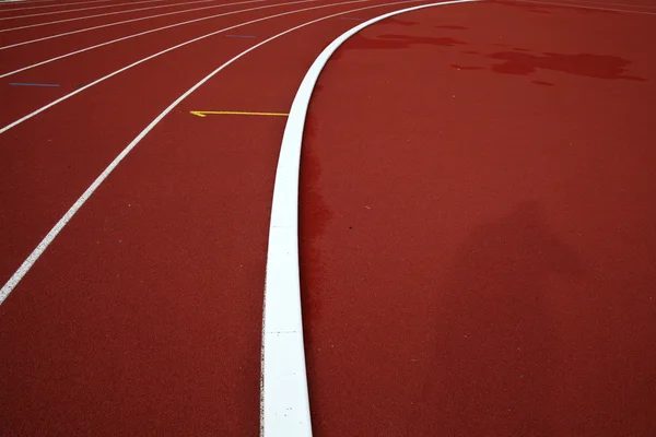 Curva em uma pista de corrida vermelha — Fotografia de Stock