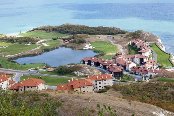 Ett Flygfoto av golf resort på kusten — Stockfoto