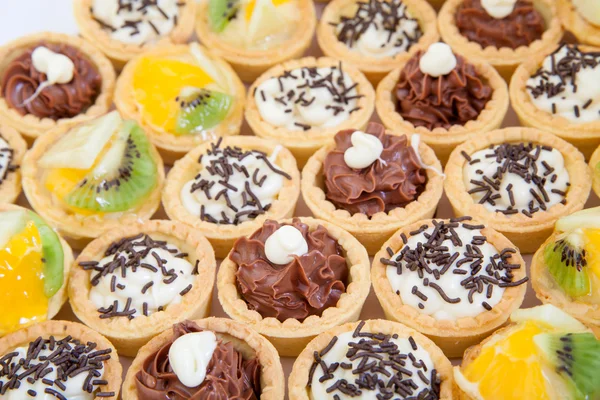 Pequeños cupcakes con diferente relleno — Foto de Stock
