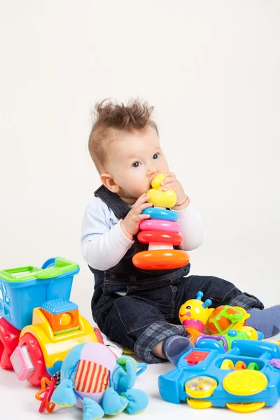 Bebé jugando con juguetes fondo blanco —  Fotos de Stock