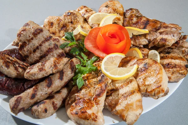 A többféle hús élelmiszer-lemez. grillsütő — Stock Fotó