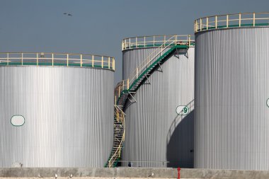 petrol ve petrol için büyük tanklar