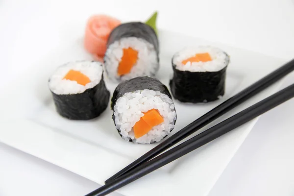 Sushi con riso e carota su piatto bianco — Foto Stock