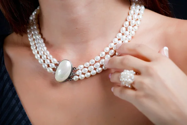 Femme avec collier de perles sur le cou — Photo