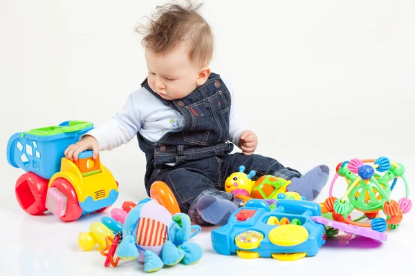 Bebê bonito brincando com brinquedos — Fotografia de Stock