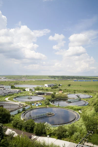 Construcción de limpieza para un tratamiento de aguas residuales — Foto de Stock