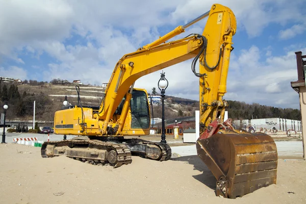 An excavator working in a beach — Stock Photo, Image