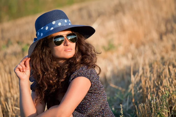 Portrait of a young woman with hat and sunglasses. — Stock Photo, Image