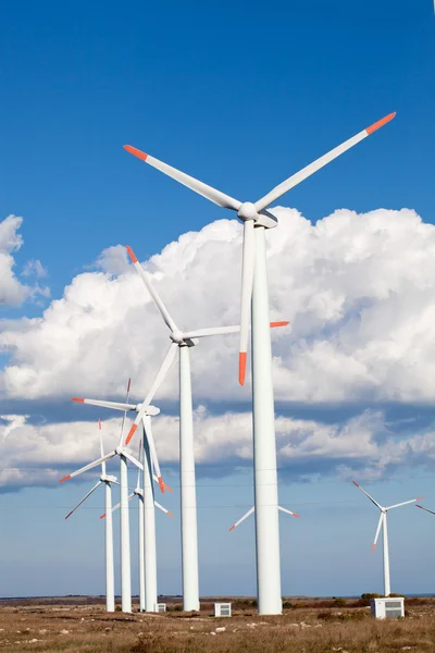 Fazenda de turbinas eólicas sobre o céu azul nublado — Fotografia de Stock