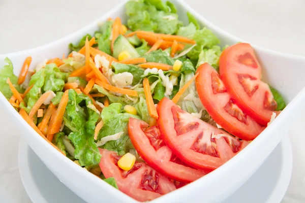 新鲜的蔬菜沙拉，西红柿和胡萝卜的特写镜头 — 图库照片
