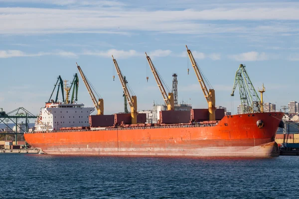 Grande navio de carga em uma doca no porto — Fotografia de Stock