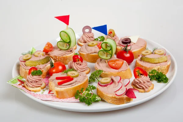 Plato de fiesta con sándwiches con paté y verduras — Foto de Stock